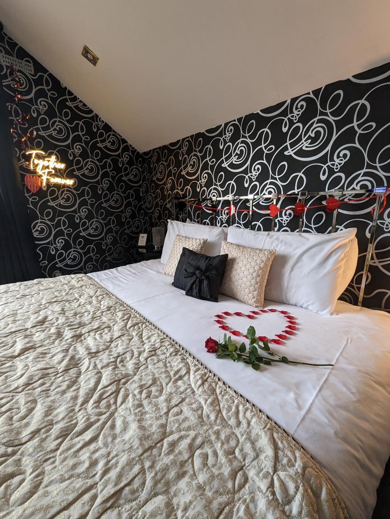 Finn Village - Loch Lomond Villa B&B - Black Room With Jacuzzi-Style Bath Glasgow Eksteriør bilde